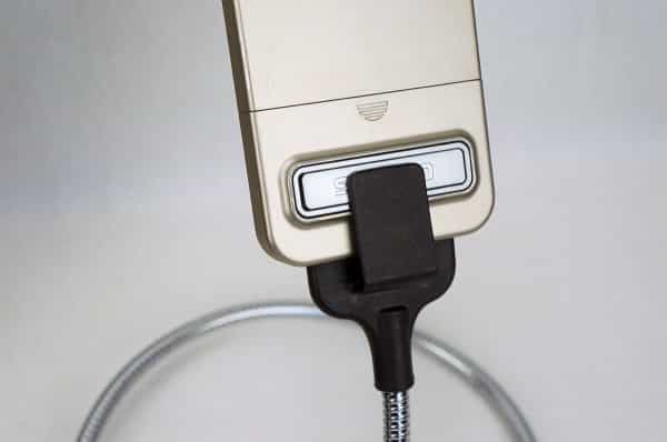 Une Bobine iPhone 5s Stand / Charge Cable