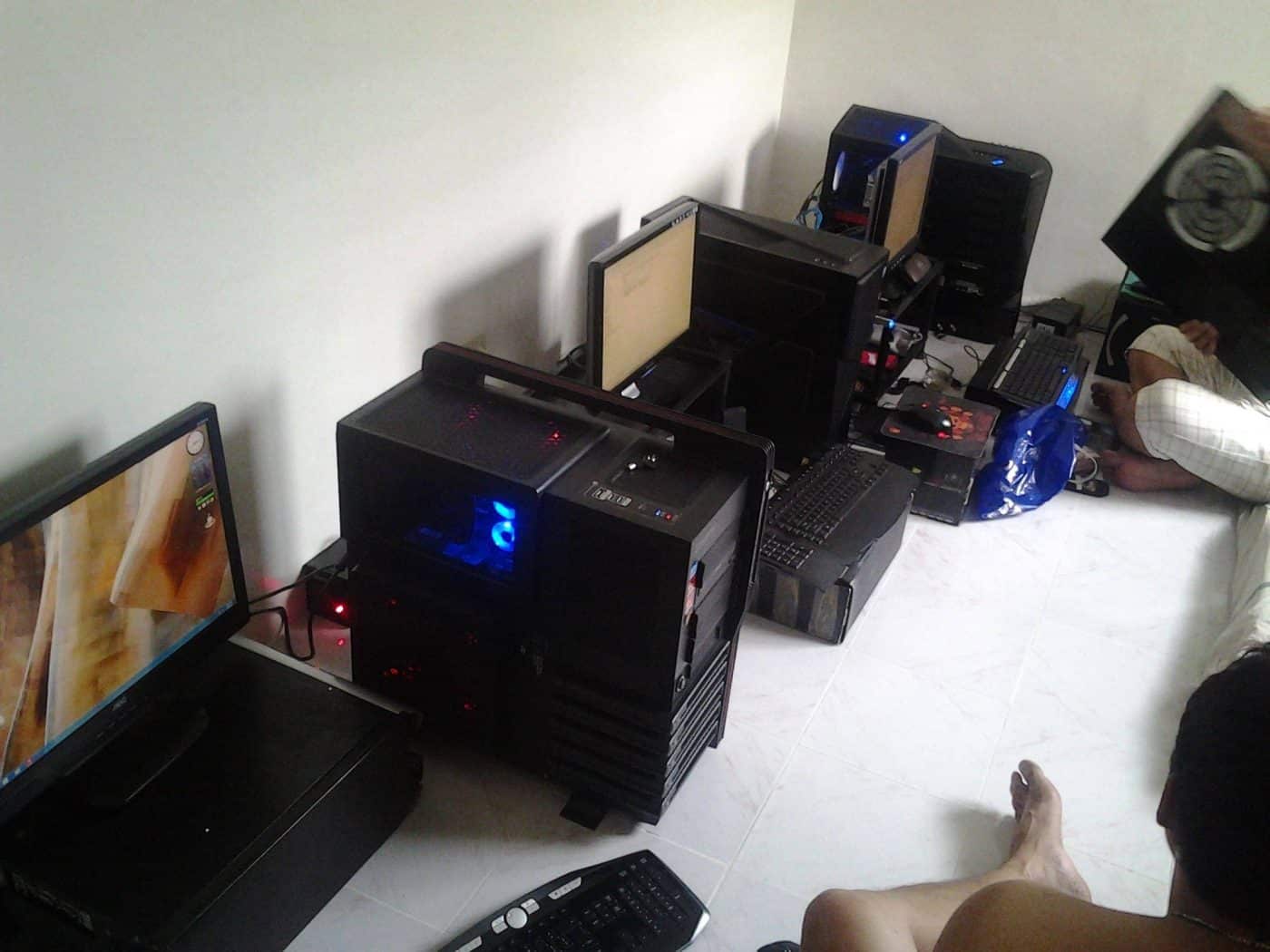 20 of the Worst PC Setups - August 2014 | ThinkComputers.org