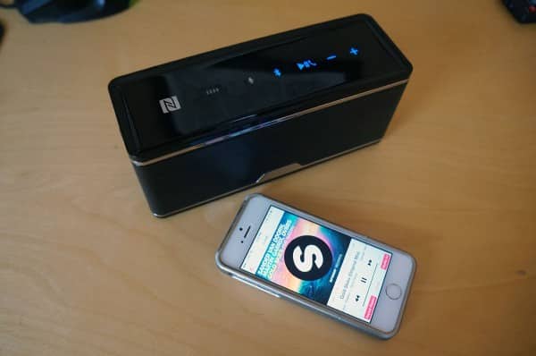 LUXA2 GroovyW Bluetooth Speaker & Wireless Charging Station