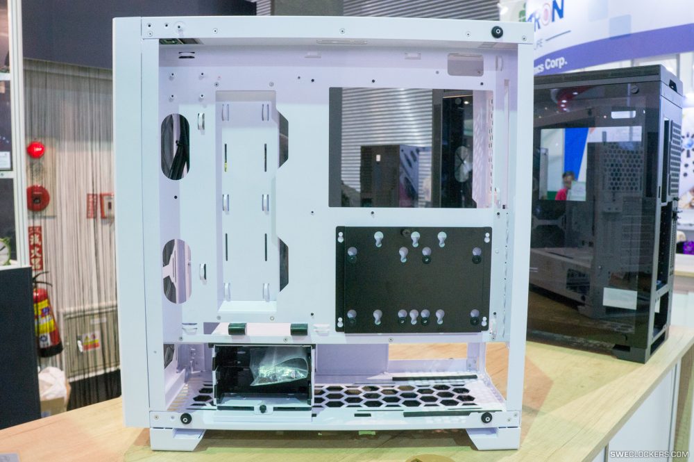 Lian Li Alpha 330