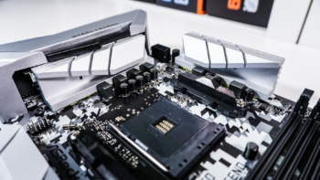 ASRock B450 Steel Legend MotherboardASRock B450 Steel Legend Motherboard