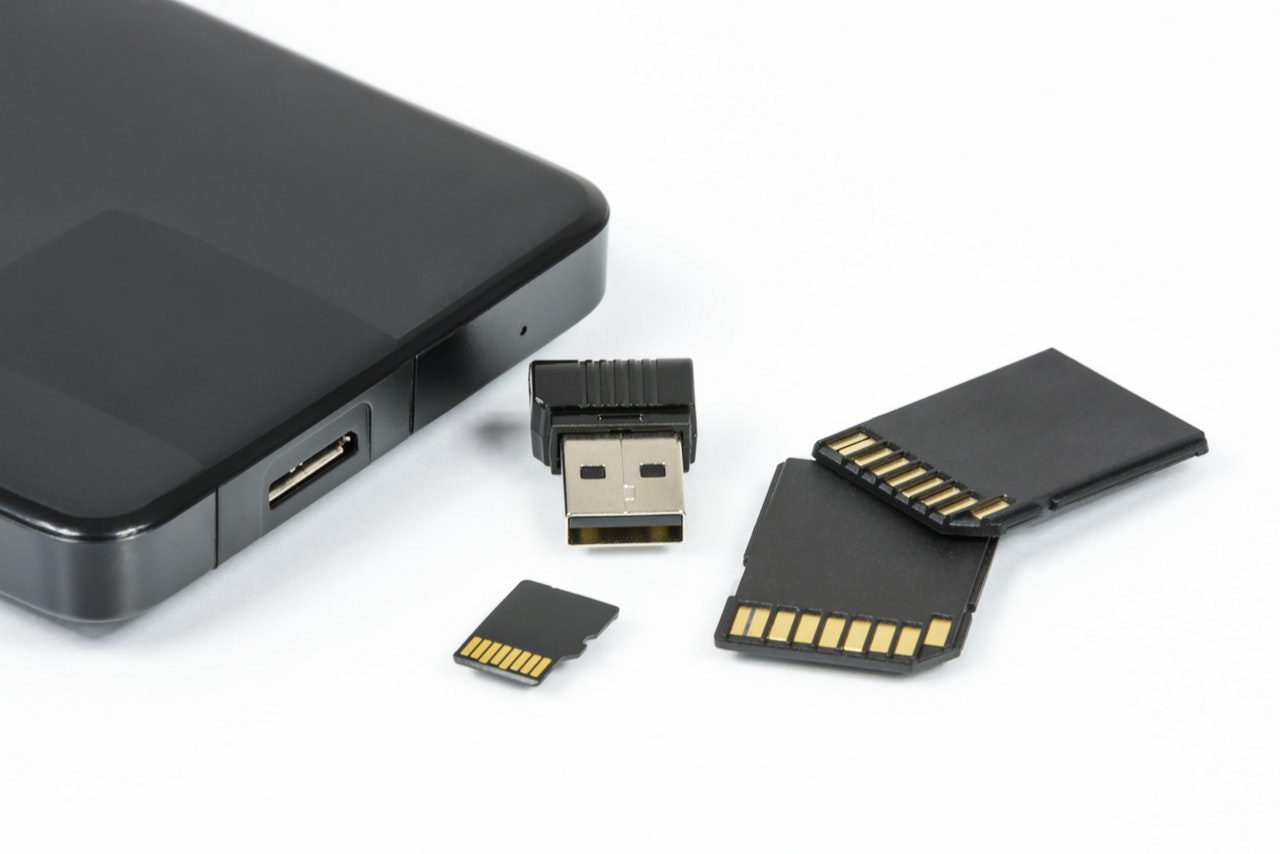 black sd cardnear black android smartphone 159226
