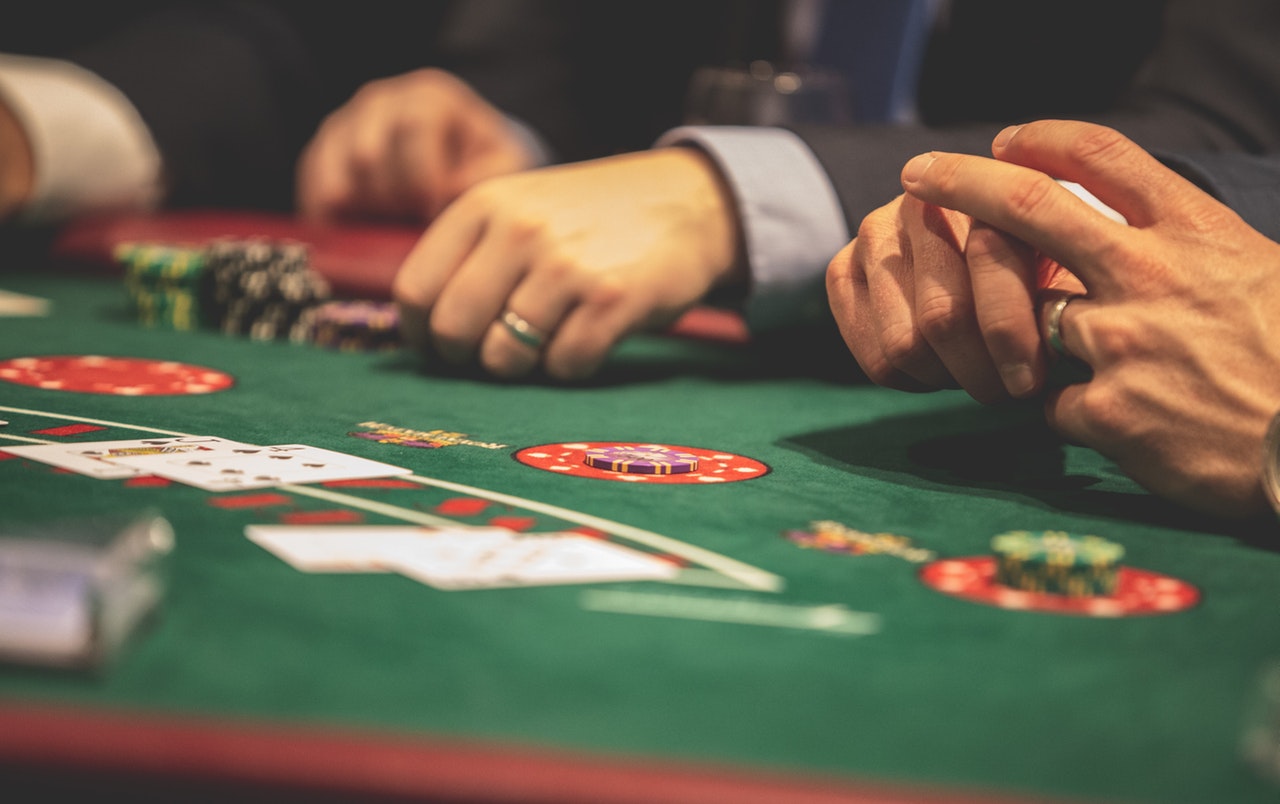 person playing poker 1871508