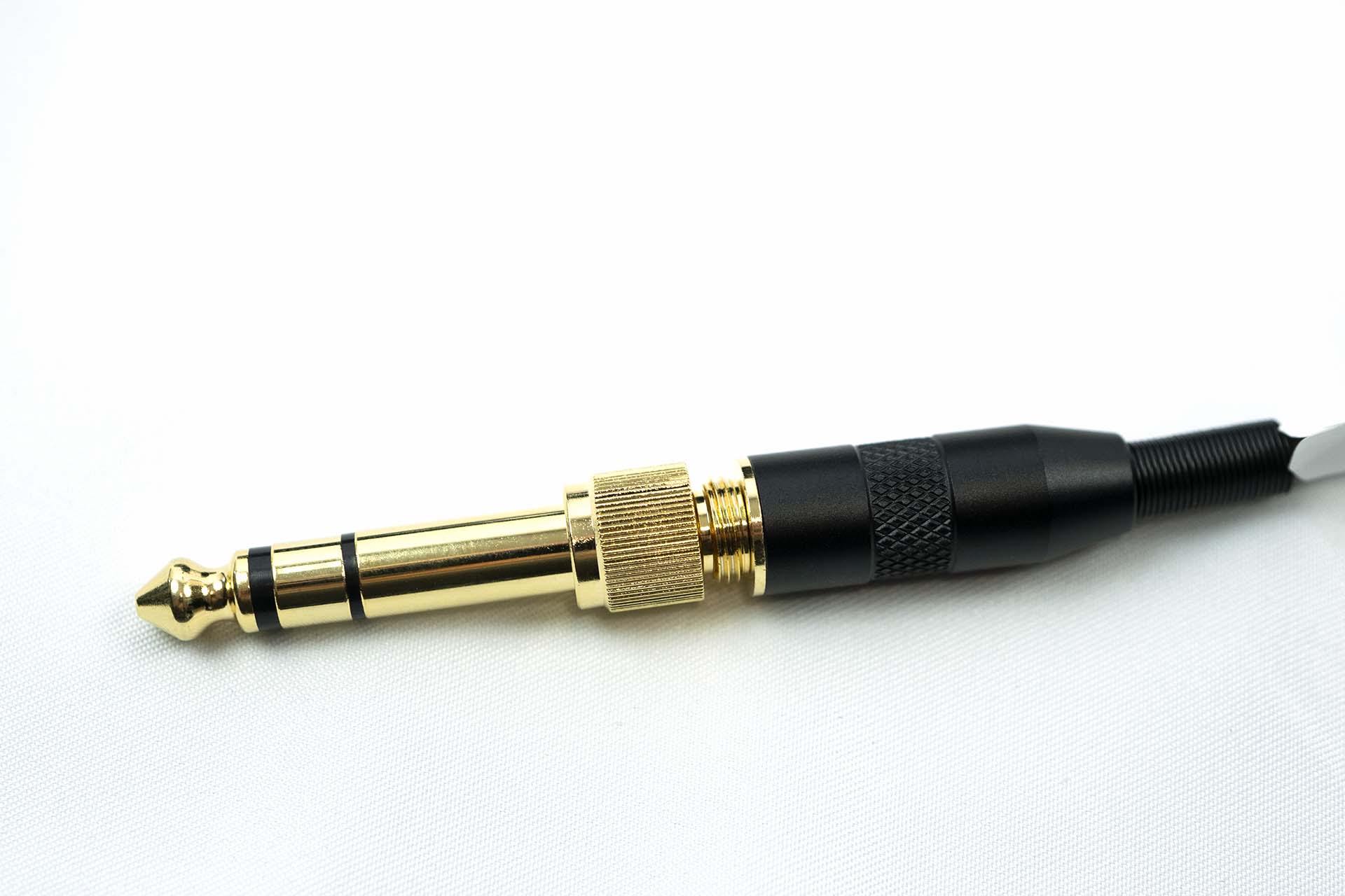 Threaded plug on C15 cable