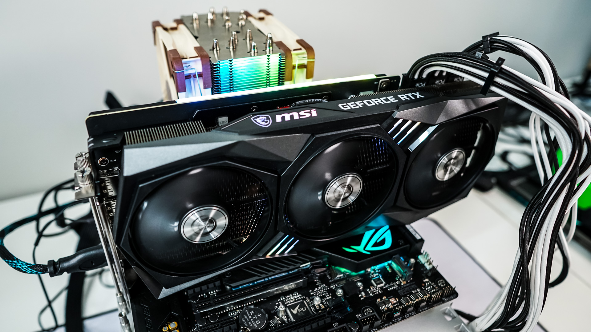 MSI GeForce RTX 3080 TRIO おまけ:電源とサポートステイ MSI GeForce RTX 3080 Gaming X Trio review: A silent, face-melting