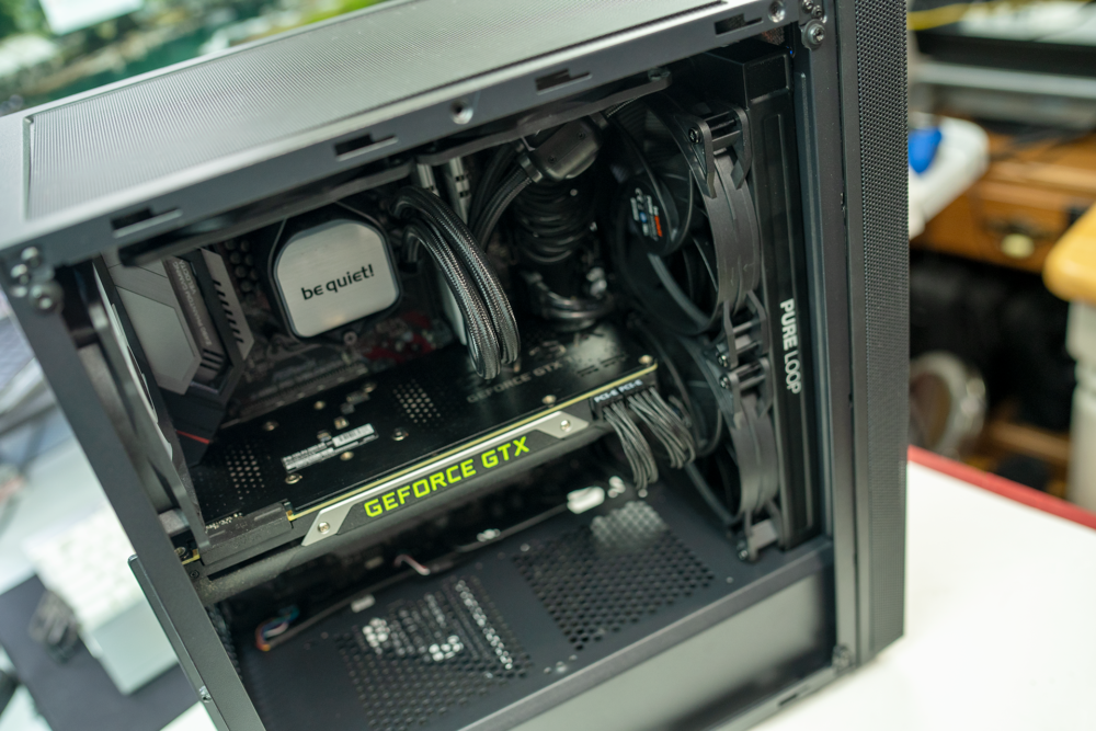 Silverstone Fara R1 titan x