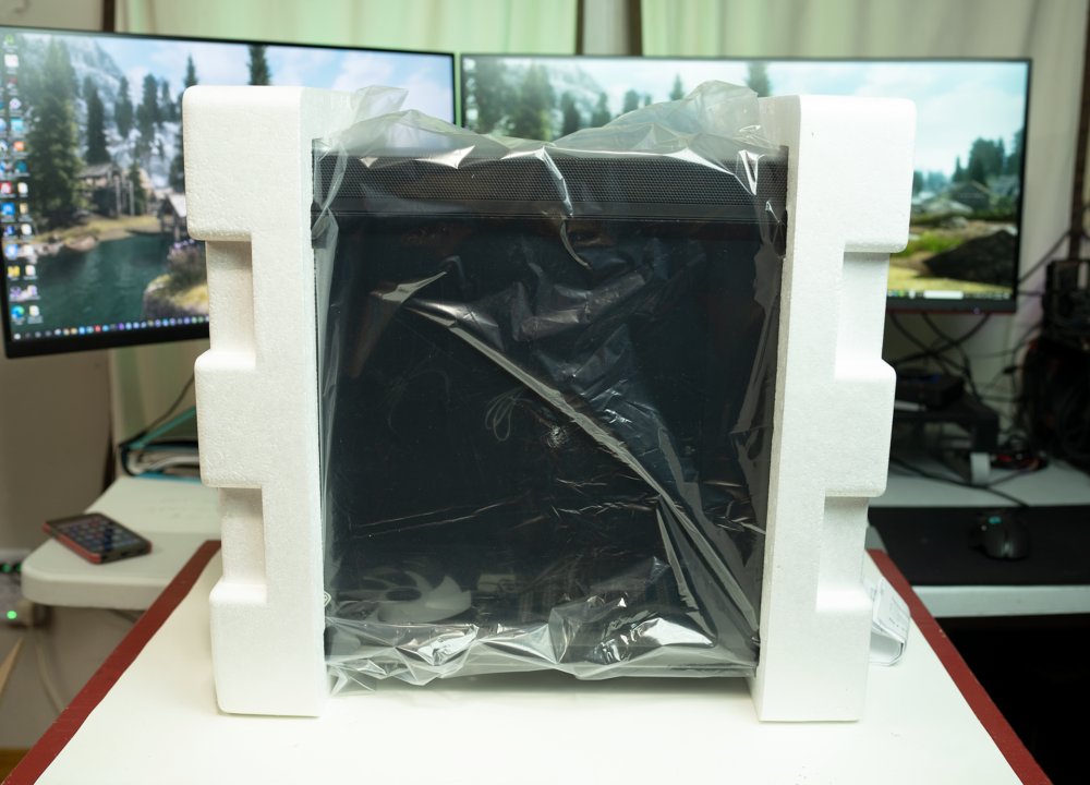 Silverstone Fara R1 internal packaging