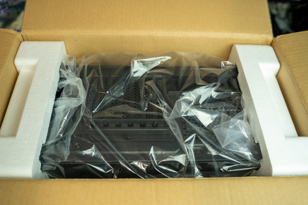 Silverstone Fara R1 Box open