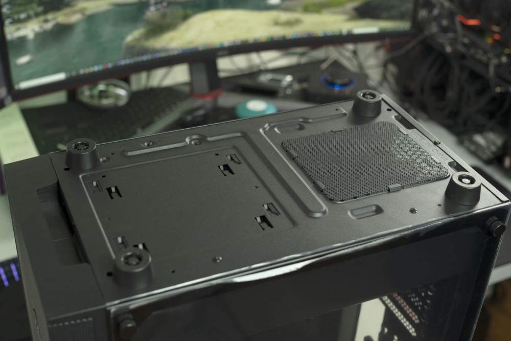 Silverstone Fara R1 bottom of case