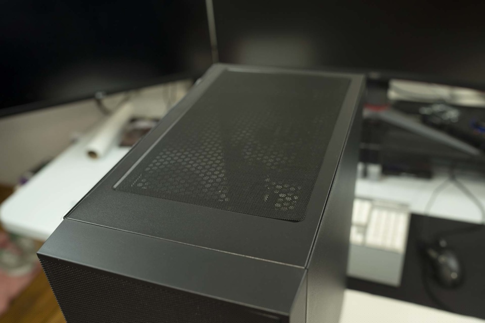 Silverstone Fara R1 top filter