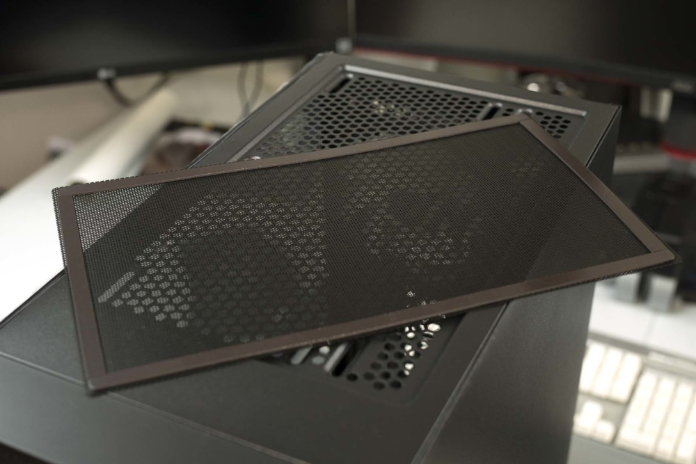 Silverstone Fara R1 top filter sideways
