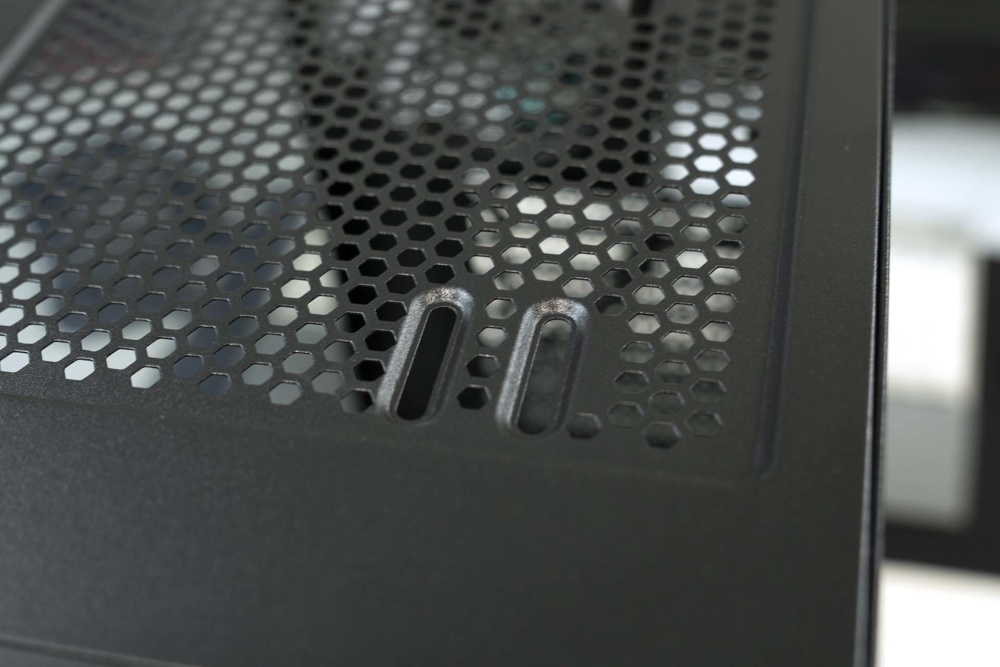 Silverstone Fara R1 top mounting screw holes