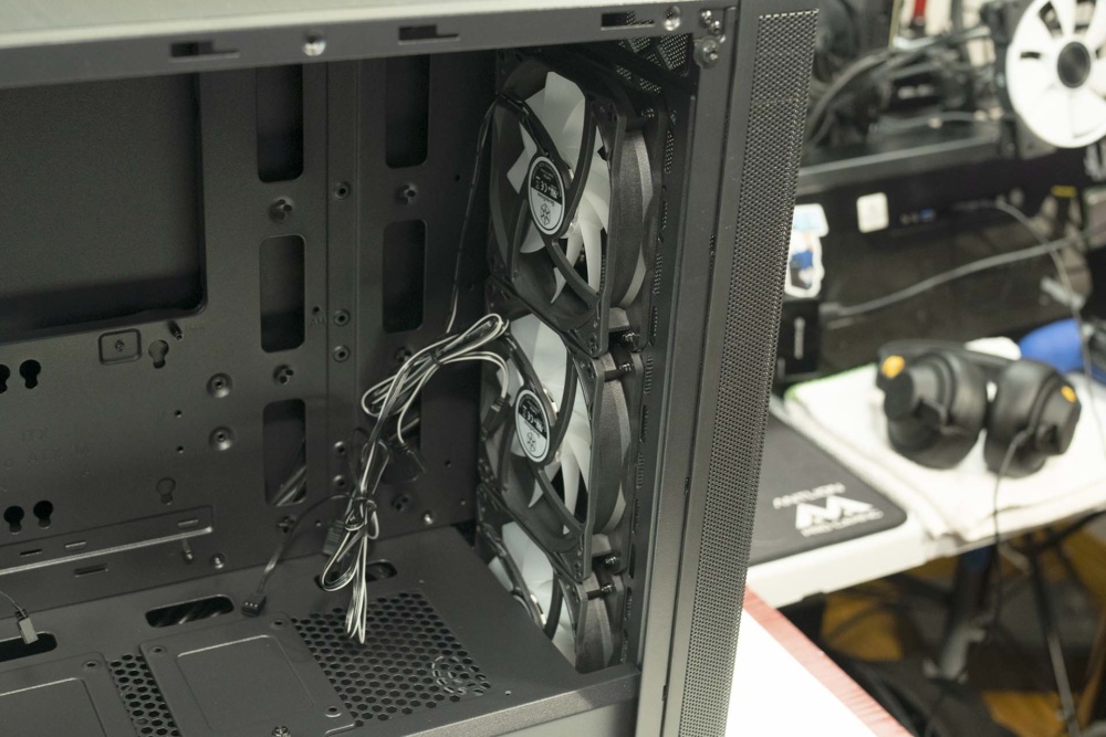 Silverstone Fara R1 installed fans