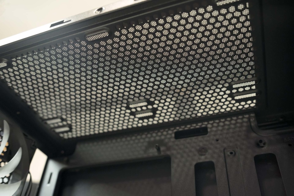 Silverstone Fara R1 top inside