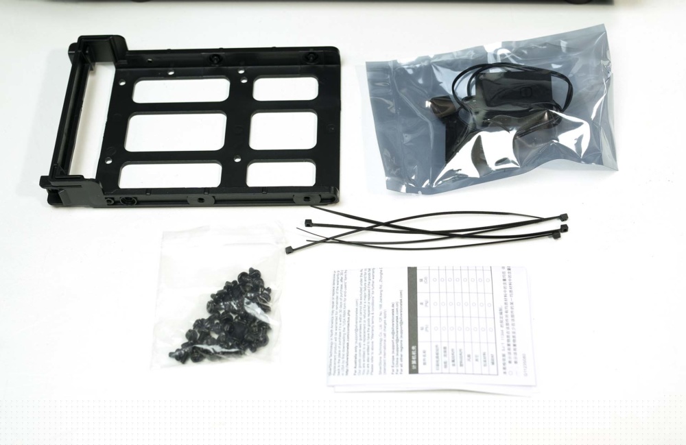 Silverstone Fara R1 accesories_1