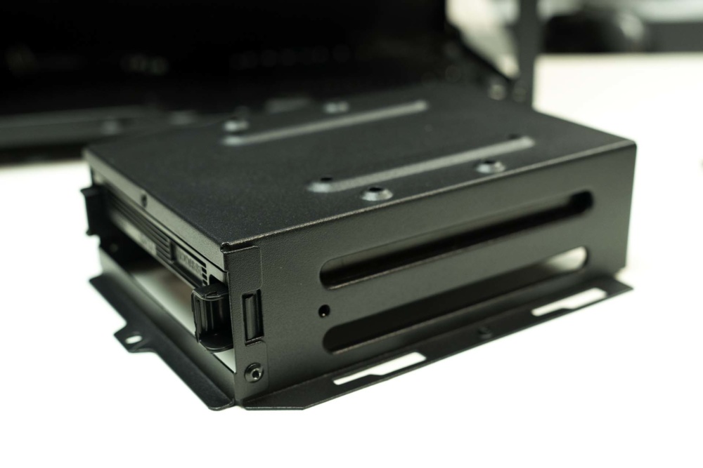 Silverstone Fara R1 drive cage 2