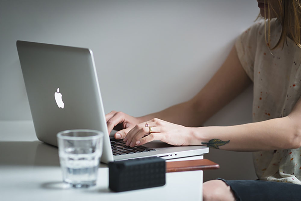 mac macbook girl wfh 2021