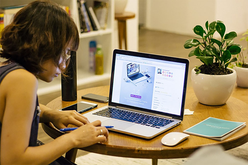 woman writing desk 2021 2