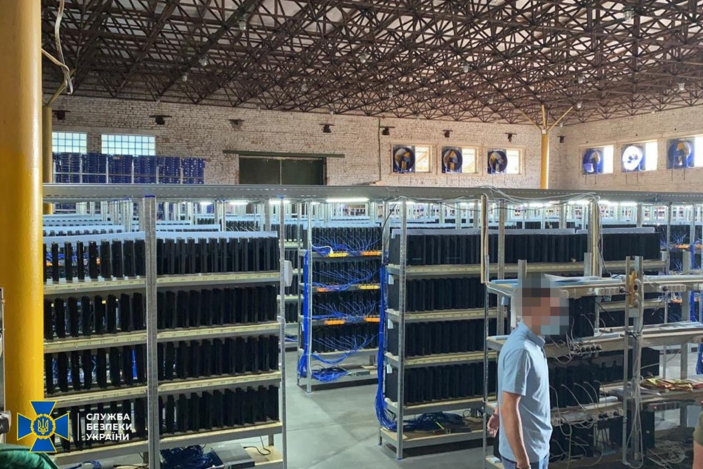 Cryptofarm with GPUS and PS4 1 1920x1280.jpeg