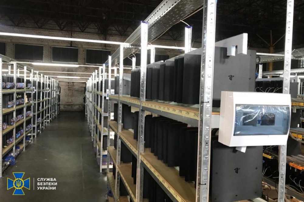 Cryptofarm with GPUS and PS4 2 1030x686.jpeg