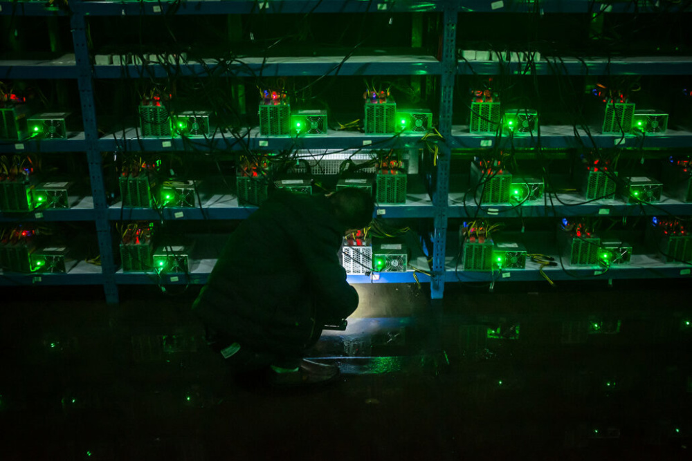INSPECTING BITCOIN MINE CHINA SICHUAN 1030x687 1