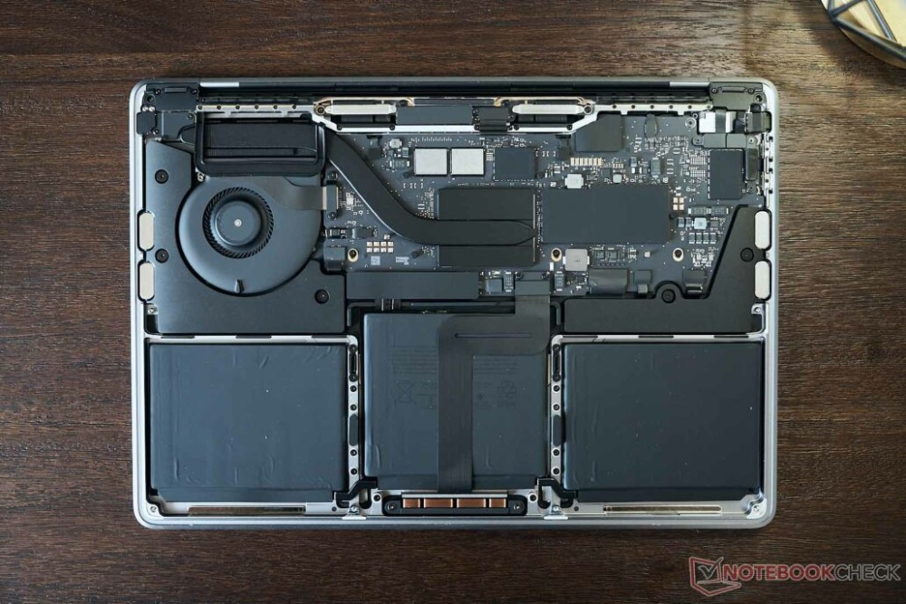 M2 MacBook Pro first look inside 1030x687 1
