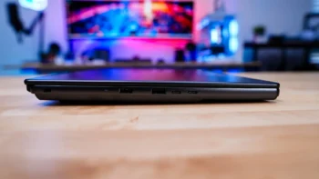 The Stealth 16 AI+ B3WF comes with a Kensington lock port, indication LED light, charging port, USB 3.2 port, and 2 Thunderbolt 4 ports on the left side.