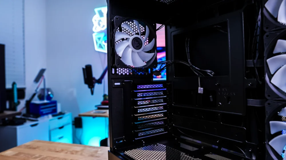 MSI MAG PANO 110R PZ Case
